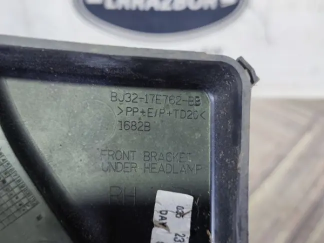 Кронштейн бампера правый Land Rover Evoque L538