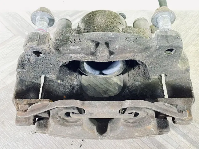 Суппорт передний правый Land Rover Evoque I L538