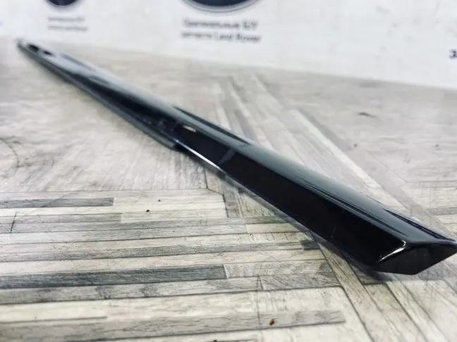 Молдинг стекла задний правый Land Rover Evoque 1