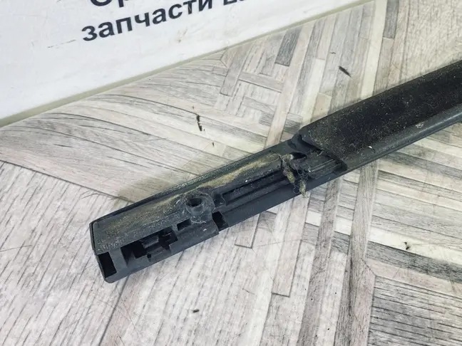 Молдинг стекла задний правый Land Rover Evoque 1