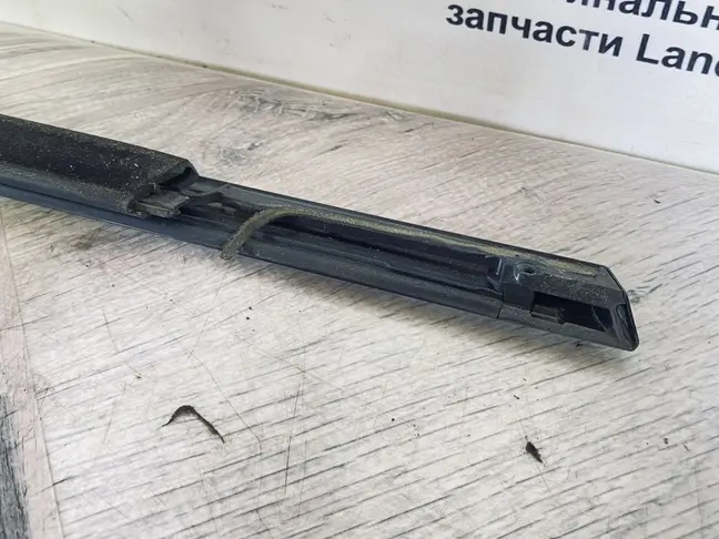 Молдинг стекла задний правый Land Rover Evoque 1