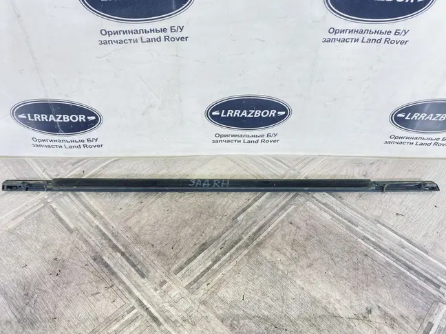 Молдинг стекла задний правый Land Rover Evoque 1