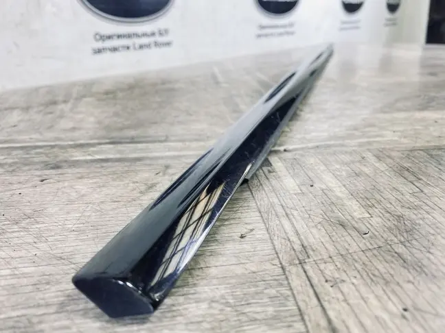 Молдинг стекла задний правый Land Rover Evoque 1