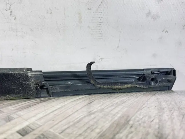 Молдинг стекла задний левый Land Rover Evoque 1