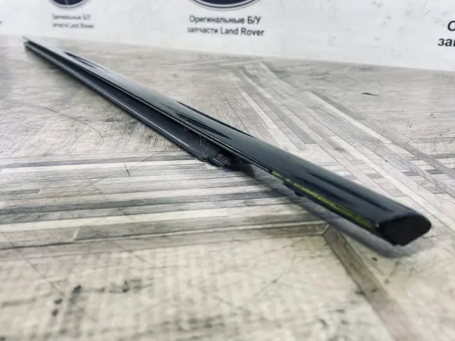 Молдинг стекла передний левый Land Rover Evoque 1