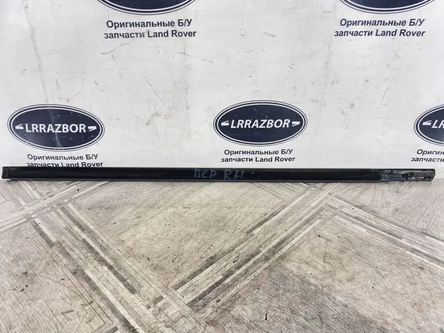 Молдинг стекла передний правый Land Rover Evoque 1