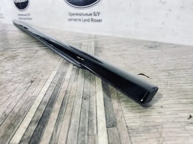 Молдинг стекла передний правый Land Rover Evoque 1
