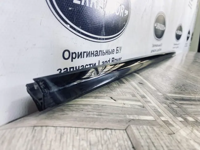 Молдинг стекла передний правый Land Rover Evoque 1
