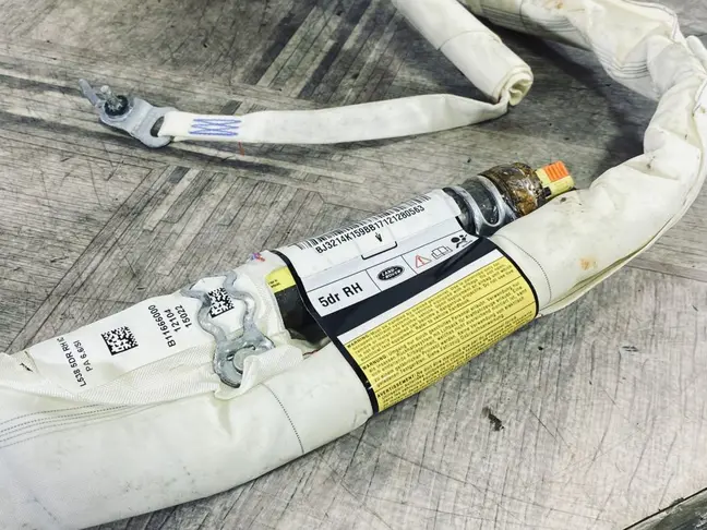 Шторка безопасности R Range Rover Evoque L538