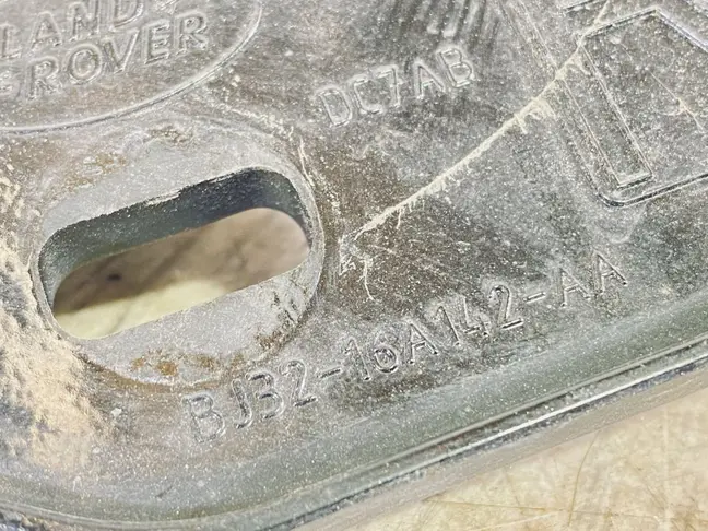 Кронштейн бампера правый Land Rover Evoque L538