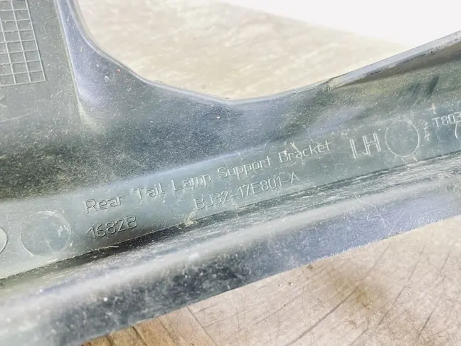 Кронштейн бампера левый Land Rover Evoque L538