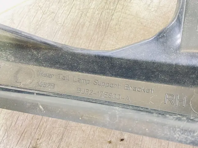 Кронштейн бампера правый Land Rover Evoque L538