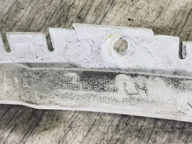 Кронштейн бампера левый Land Rover Evoque L538