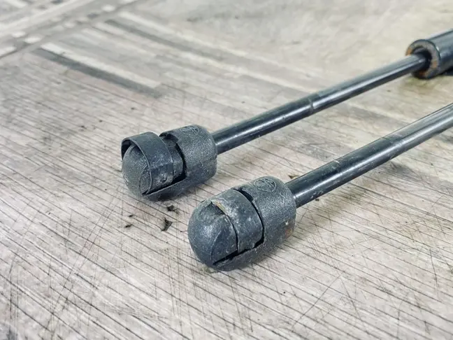 Амортизаторы капота Land Rover Evoque 1