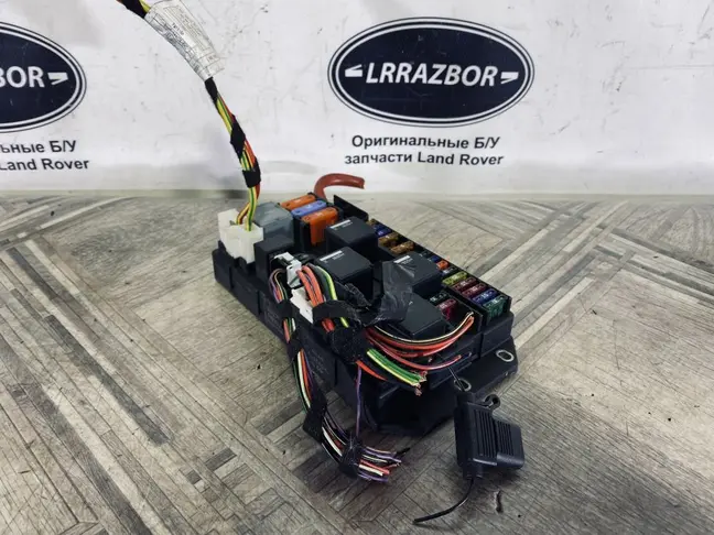 Блок предохранителей в багажнике Range Rover L322