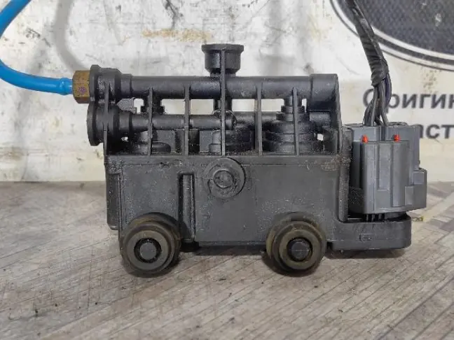 Блок клапанов подвески задний Range Rover L322