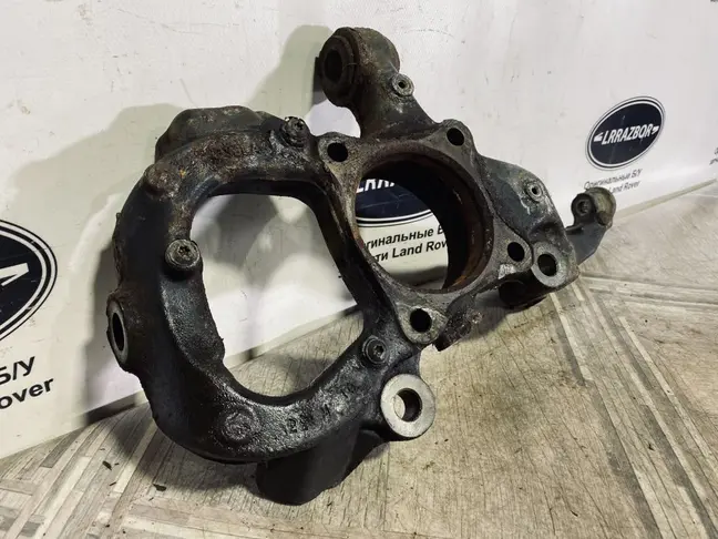Кулак поворотный передний левый DISCOVERY 4 L319