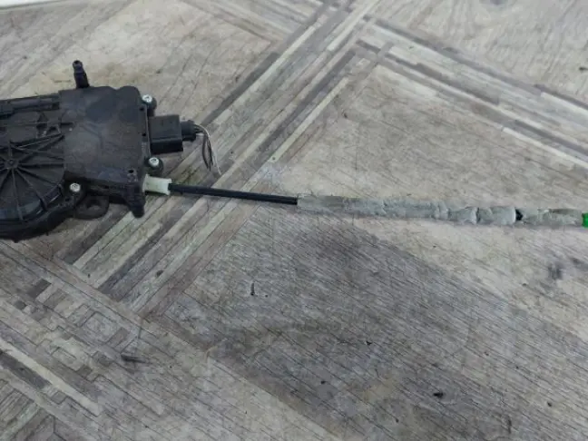 Доводчик крышки багажника Land Rover Sport L494