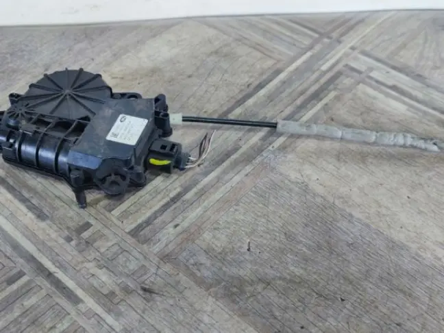 Доводчик крышки багажника Land Rover Sport L494