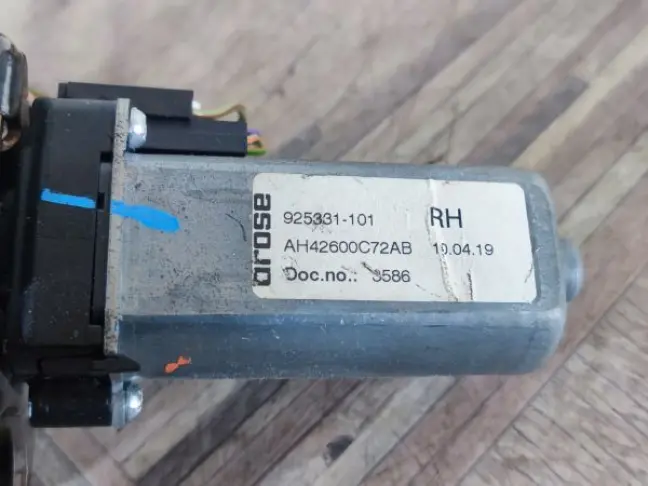 Мотор спинки дивана правый Range Rover L322 09-12