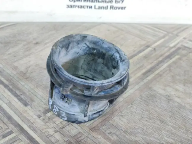 Патрубок правый Land Rover Range Rover 3 L322 4.4
