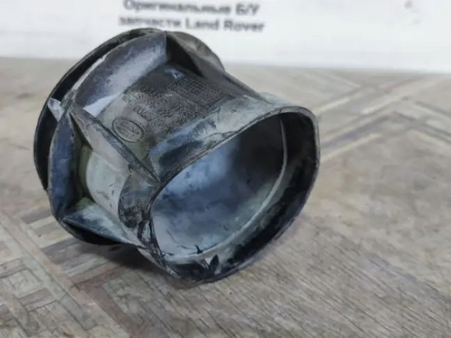 Патрубок правый Land Rover Range Rover 3 L322 4.4