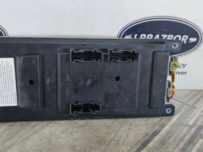 Блок предохранителей салонный DISCOVERY 4 L319 3.0