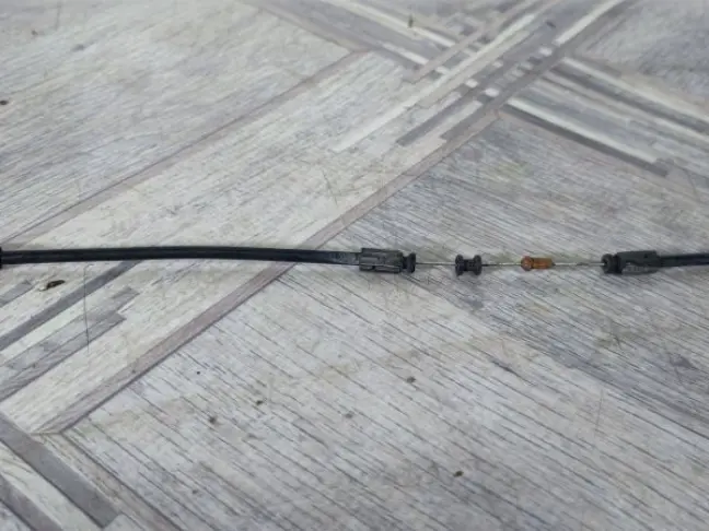 Трос открывания капота Land Rover Sport L320