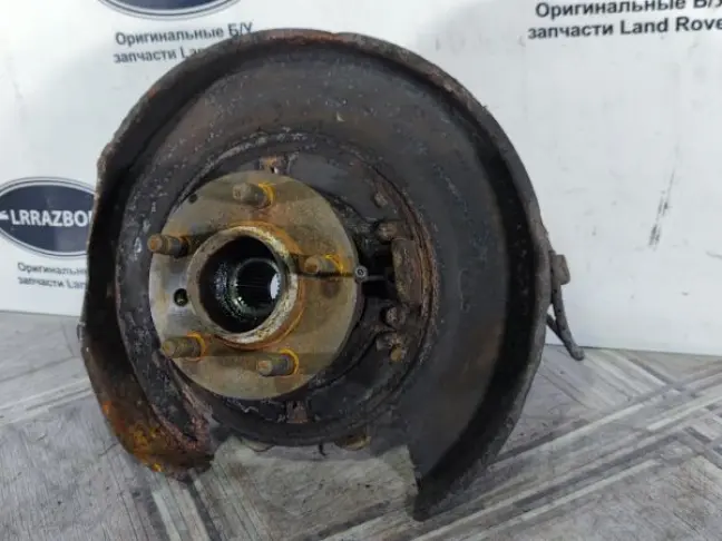 Кулак задний левый Range Rover L322 02-09