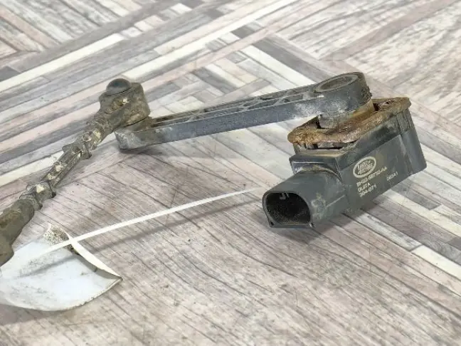 Датчик кузова левый задний Land Rover Discovery 3