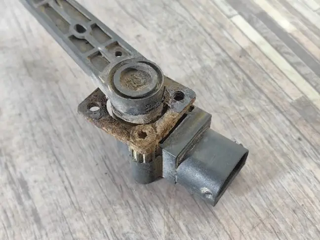 Датчик кузова левый задний Land Rover Discovery 3