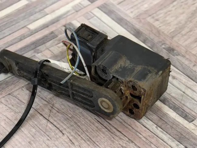 Датчик задний правый кузова Land Rover Discovery 3