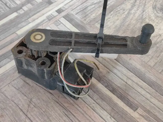 Датчик задний правый кузова Land Rover Discovery 3