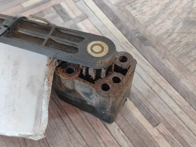 Датчик задний правый кузова Land Rover Discovery 3