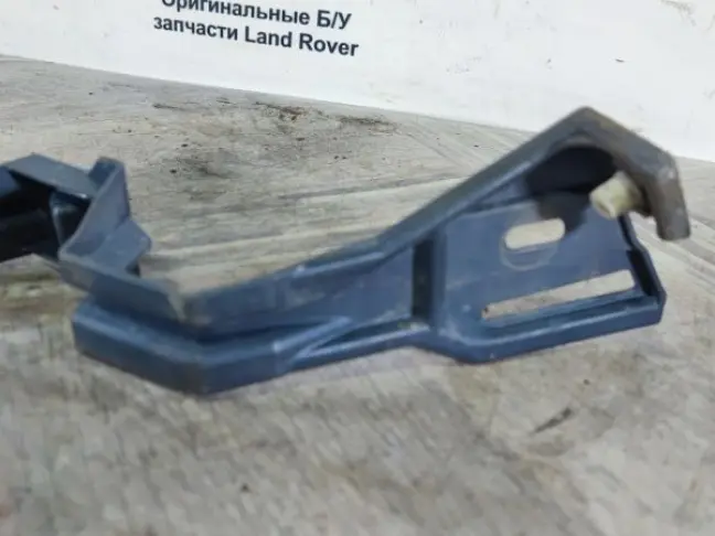 Кронштейн передний правый Discovery 3 L319