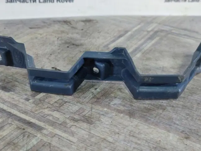 Кронштейн передний правый Discovery 3 L319