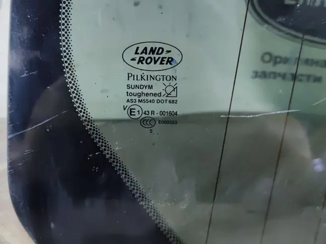 Стекло кузовное глухое правое DISCOVERY 3/4 L319