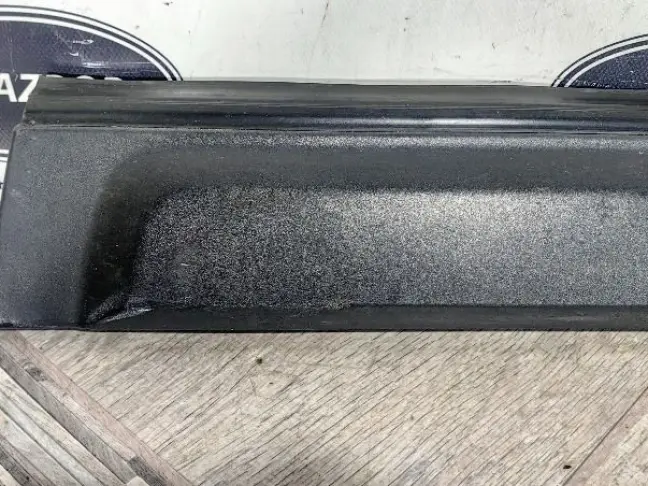 Молдинг передней правой двери DISCOVERY 3 L319