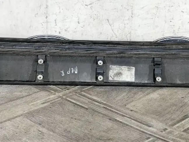 Молдинг передней правой двери DISCOVERY 3 L319