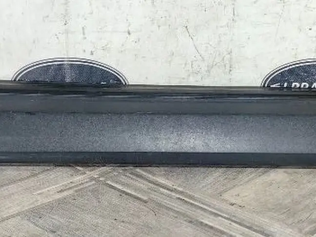 Молдинг передней правой двери DISCOVERY 3 L319