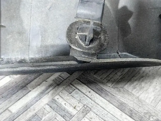 Молдинг передней правой двери DISCOVERY 3 L319