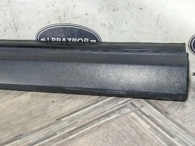 Молдинг передней правой двери DISCOVERY 3 L319