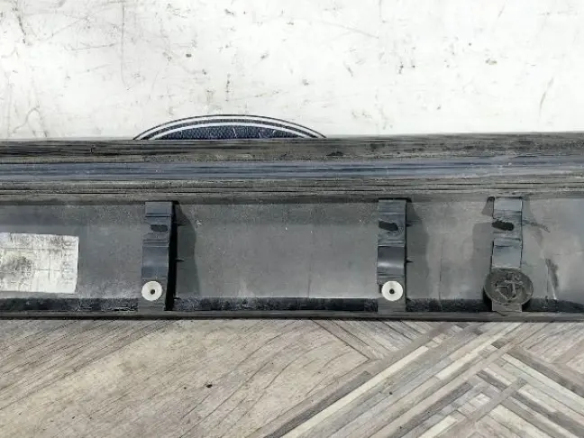 Молдинг передней правой двери DISCOVERY 3 L319