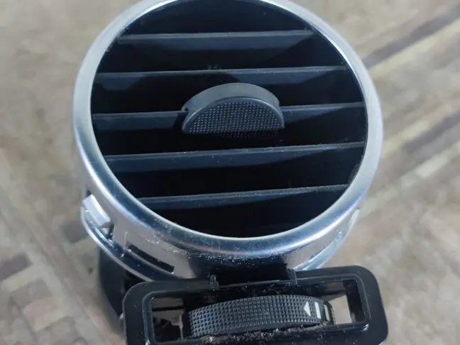 Дефлектор воздушный правый центральный Discovery 3