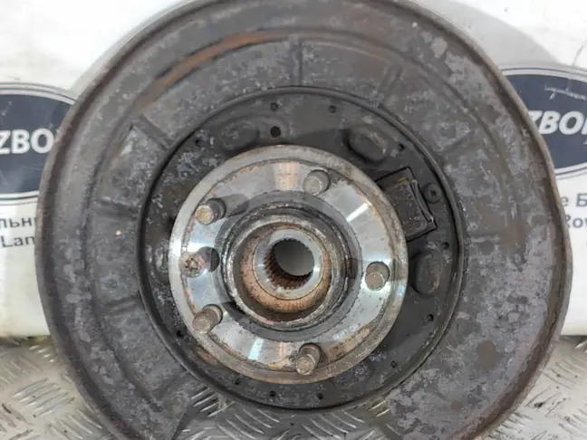 Кулак задний правый DISCOVERY 3/4 L319 05-12