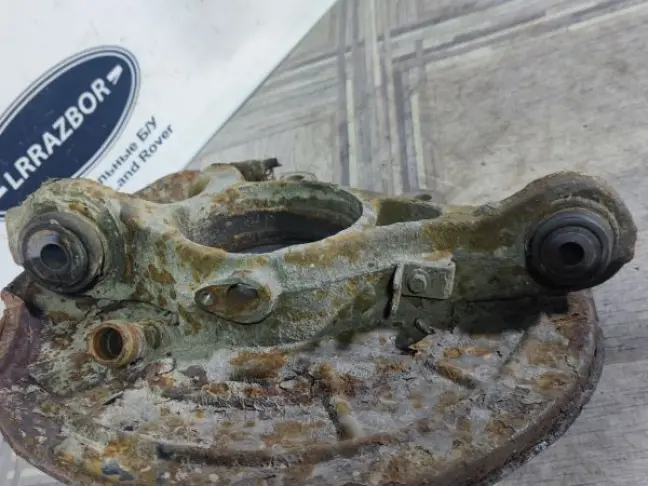 Кулак задний левый DISCOVERY 3 L319 05-12