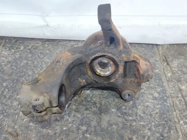 Кулак передний правый Land Rover Freelander 2.2