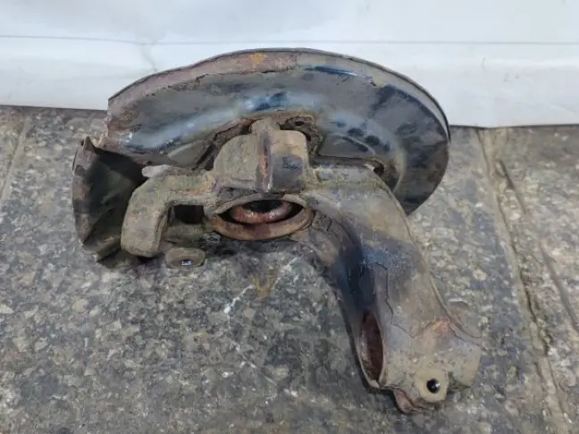 Кулак передний левый Land Rover Freelander 2.2