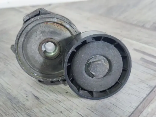 Натяжитель ремня с роликом Freelander 2 2.2