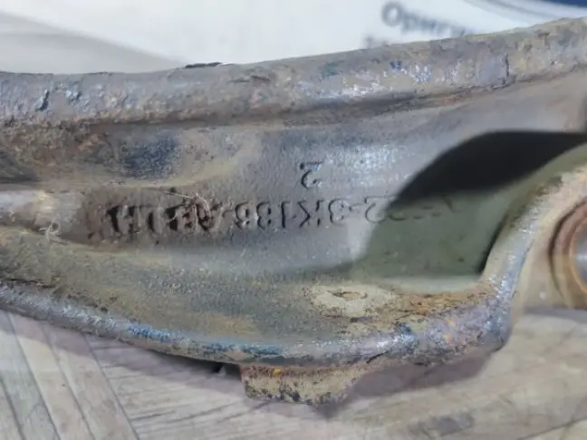 Кулак поворотный передний левый DISCOVERY 4 L319